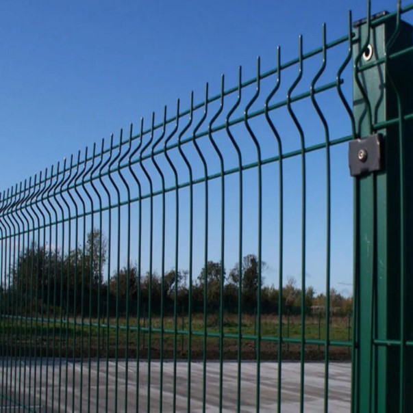 A 3D táblás kerítések hasonló felépítéssel rendelkeznek, mint a 2D típusok, de a vízszintesen kialakított V-alakú merevítéseknek köszönhetően extra stabilitással rendelkeznek